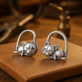 Oorbellen van een slapende puppy gemaakt van echt zilver