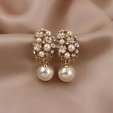 Elegante bloemenoorbellen met parels